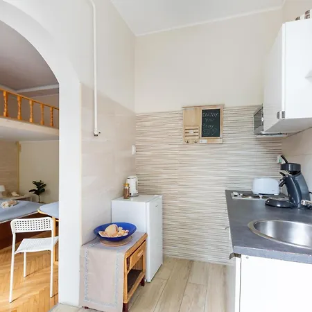 D52 Dozsa Apartment